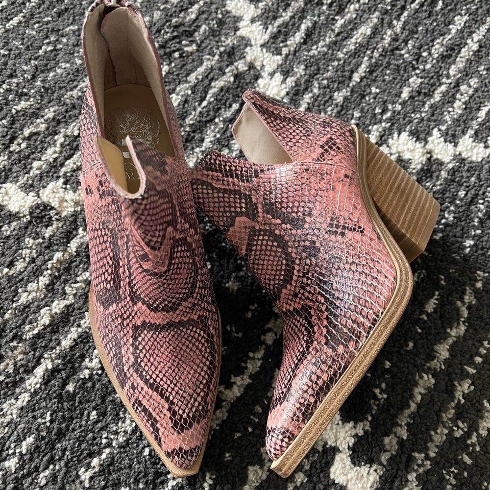 *NEW* Vince Camuto Gigietta Western Pink Snake Booties - Size 5.5